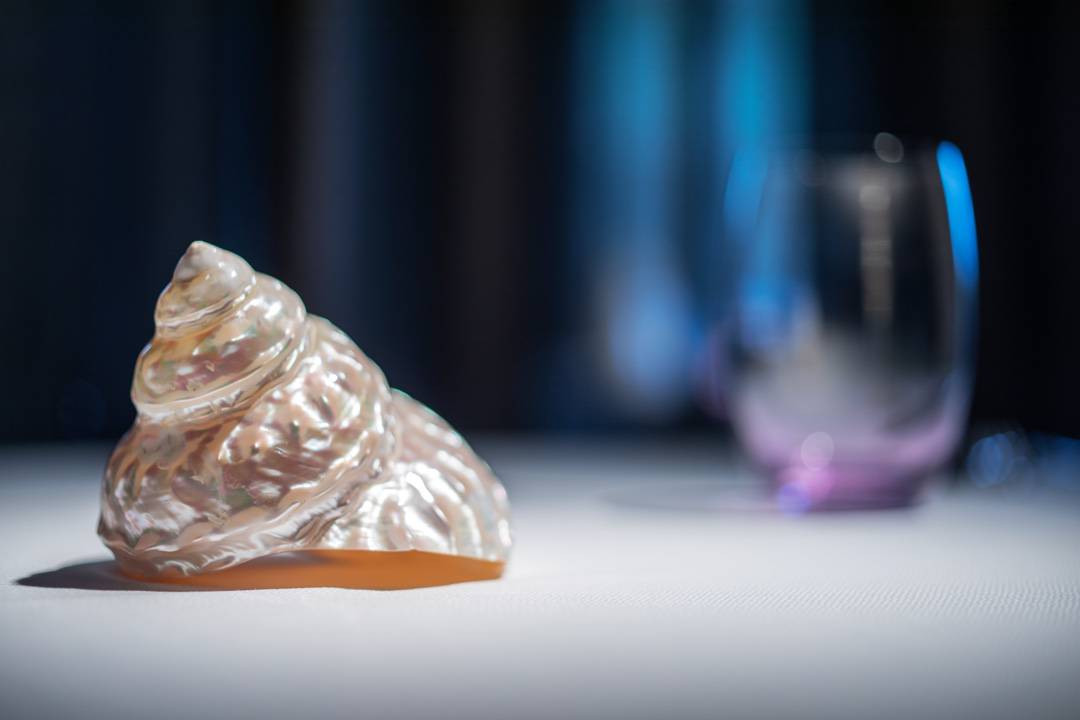 Gleich am Eingang bestaunen wir das spektakuläre, transparent wirkende Kunstobjekt aus hauchdünnen kilometerlangen Glasfäden der amerikanischen Künstlerin Toots Zynsky.