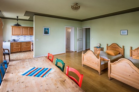 Hotel, Betten, Wohnbereich, Küche, Tisch