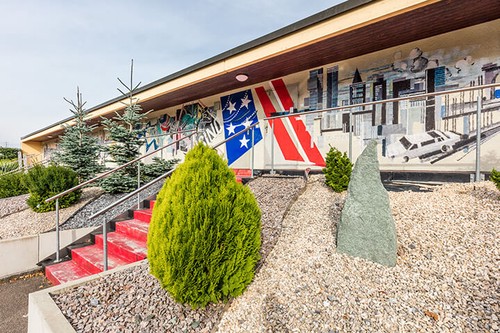 Bruetten, Motel, außen, Amerikaflagge