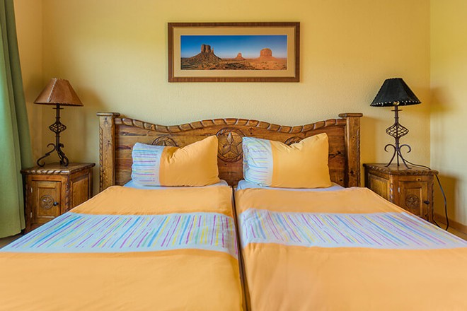 Bruetten, Motel, innen, Bett