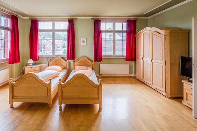 Hotel, Betten, Fenster, rote Vorhänge