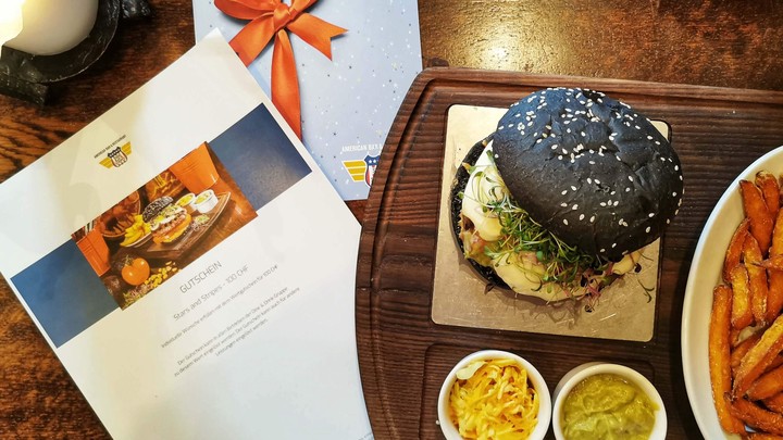 gutschein, genussgutschein, burger, tisch