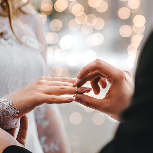 Bräutigam zieht Braut Ring an