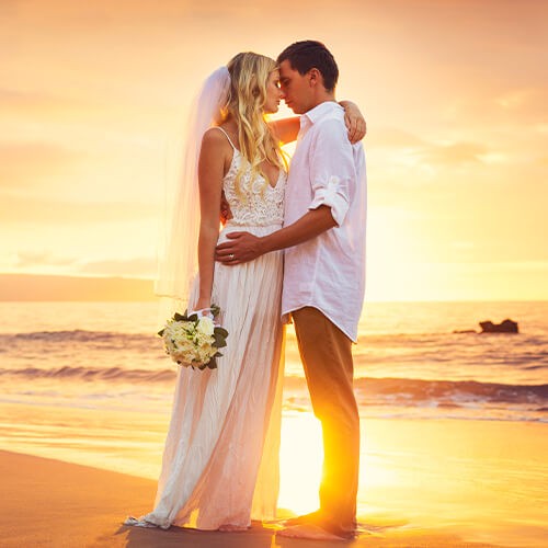 Brautpaar am Strand bei Sonnenuntergang