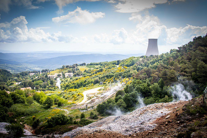 Das geothermische Kraftwerk in Larderello in der Toskana