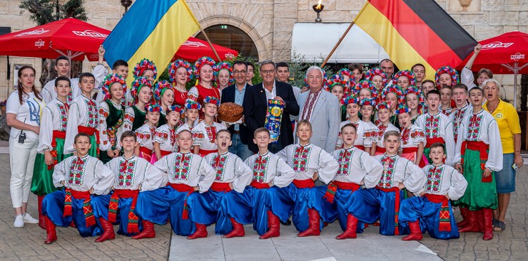 Landwirtschaftsminister Cem Özdemir und Roland Mack zeigten ihre Verbundenheit mit der Ukraine, als die Folkloretanzgruppe Barvinok die Piazza des Hotels „Colosseo“ in eine Bühne für farbenfrohe ukrainische Traditionen verwandelte