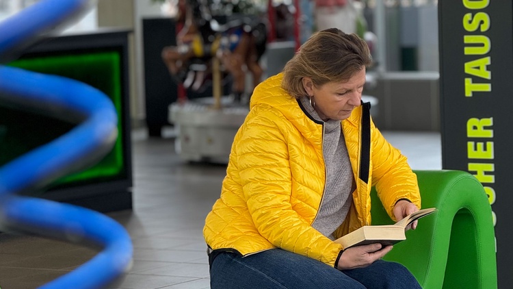 Bücher-Tauschregal in der Innenreinigung bei Mr. Wash in Mülheim