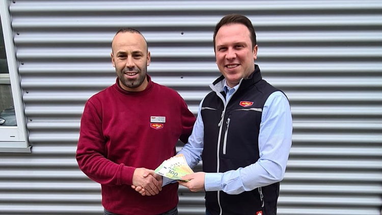 Gewinnübergabe bei Mr. Wash in Dortmund