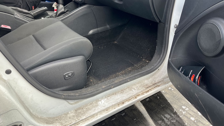 Fußraum vor der Innenreinigung