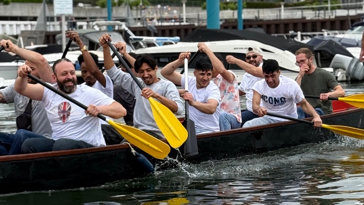 Gruppe im Drachenboot, Rudern.