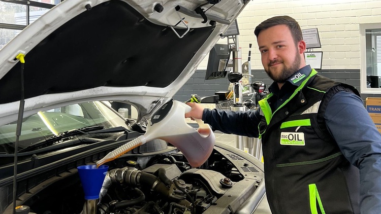 Dominik Brandt in der Ölwechselstation in Köln Raderthal
