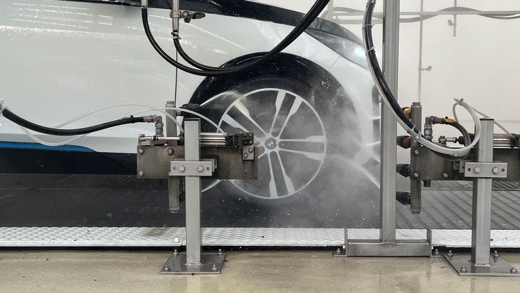 Vor dem Reifenwechsel zur Autowäsche bei Mr. Wash