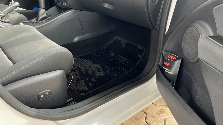 Fußraum nach der Innenreinigung bei Mr. Wash