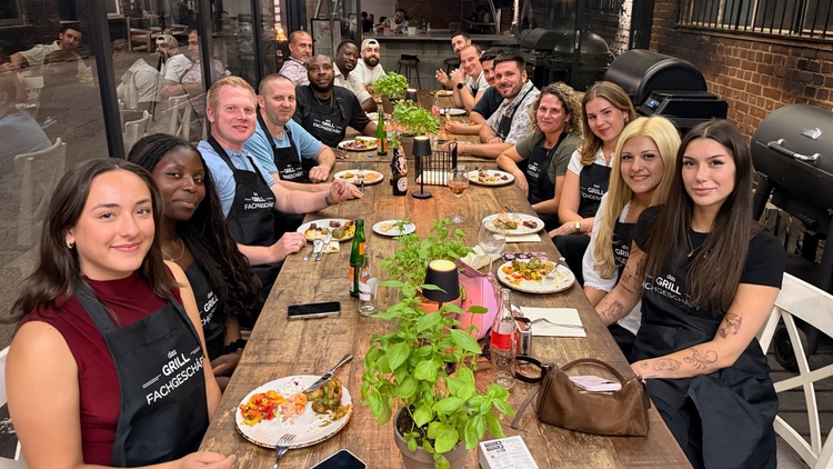 Team Mr. Wash und macOIL Krefeld beim Grill-Event