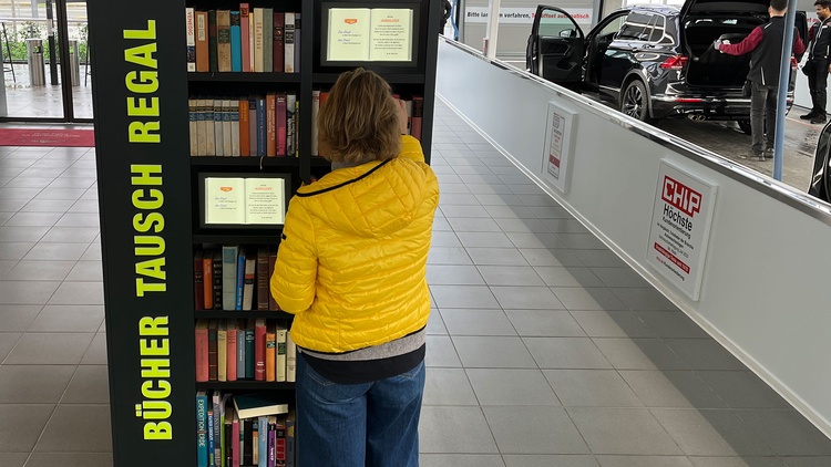 Bücher-Tauschregal in der Innenreinigung bei Mr. Wash in Mülheim