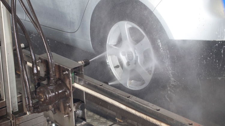 Felgenreinigung bei Mr. Wash heute