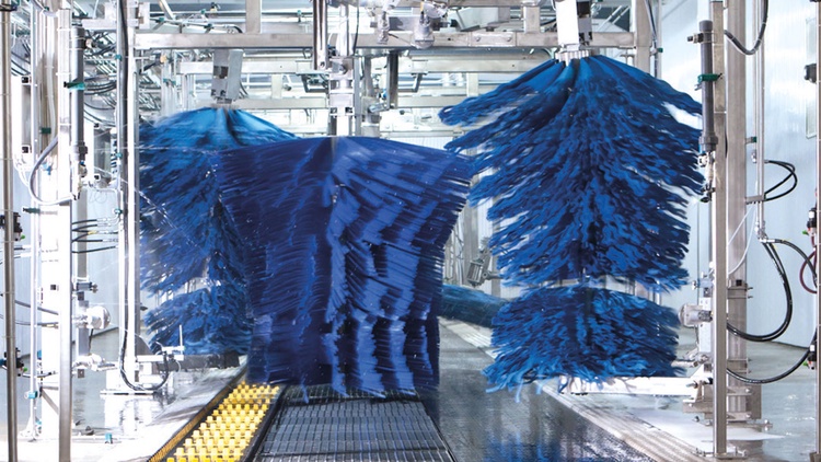 Moderne Autowäsche mit Lappen bei Mr. Wash